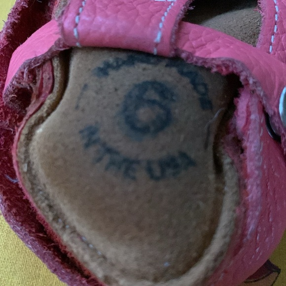 Coral pink, size 6, mon petite leather shoe with snaps, gently worn! - Picture 4 of 4